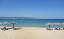 Mandraki_beach_skiathos.jpg