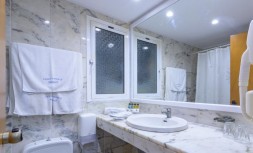 bathroom-golden-sand-hotel.jpg