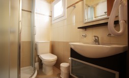 triple_room_bathroom.jpg